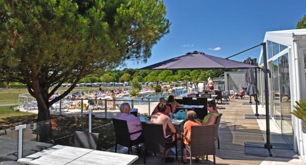 terrasse du restaurant avec vue sur la piscine